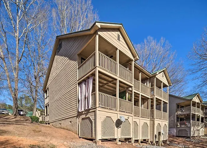 Balcony + Pool Access! Couples Escape In Lake Lure